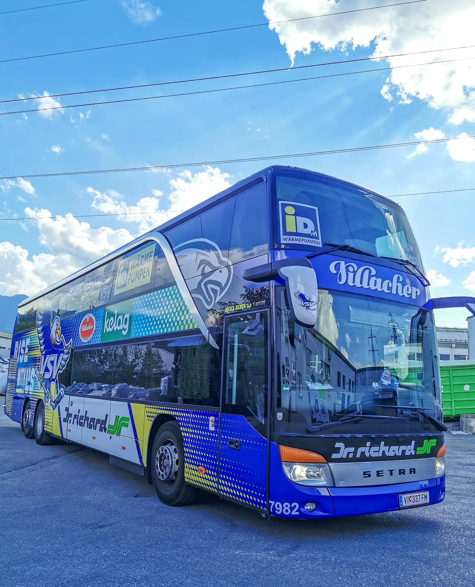 Blau-gelber Doppelstockbus mit Vollfolierung und großem Motiv auf der Seitenwand