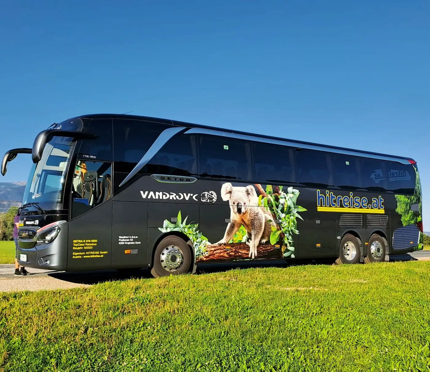Schwarzer Reisebus mit großflächigem Tiermotiv im Digitaldruck auf der Seitenwand